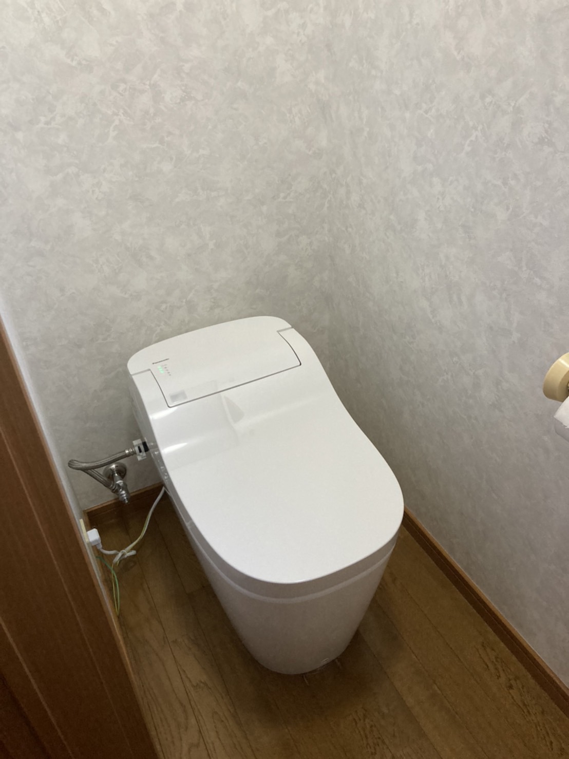 シンプルで機能的なトイレへの取替工事