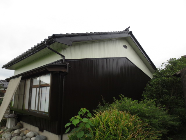 富山県高岡市の外壁リフォームの施工事例/完成/軒天張替え