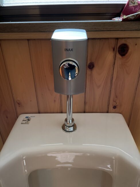 小便器フラッシュバルブをセンサー式から押しボタン式に交換！