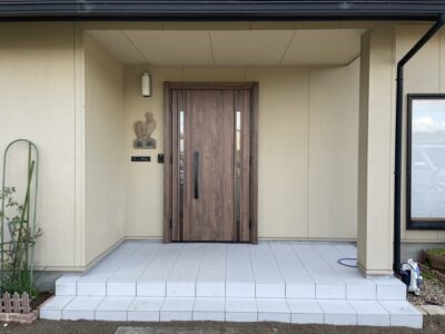 玄関ドアとタイルの貼替／完成／富山県氷見