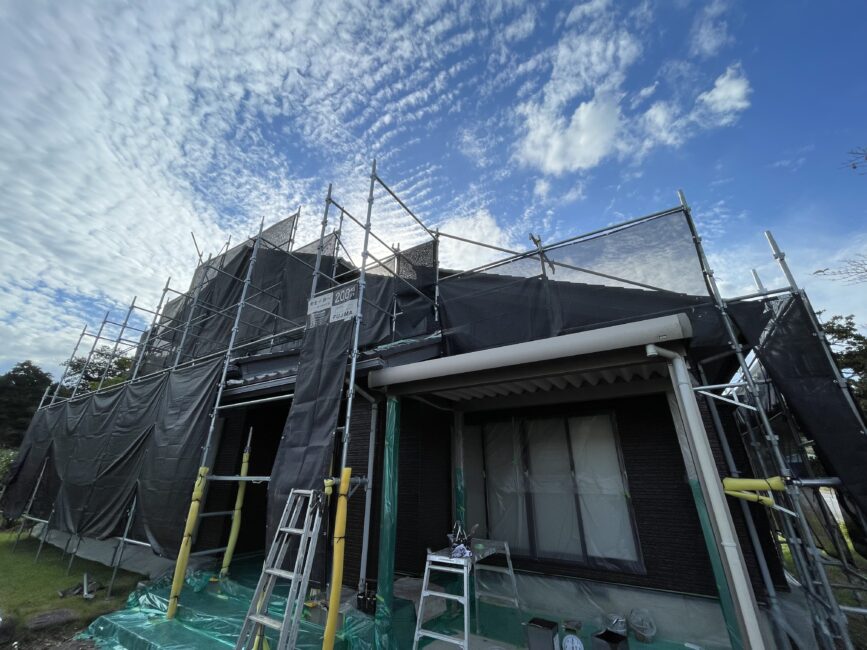 富山県氷見市の外壁塗装リフォームの施工事例/施工中/全景