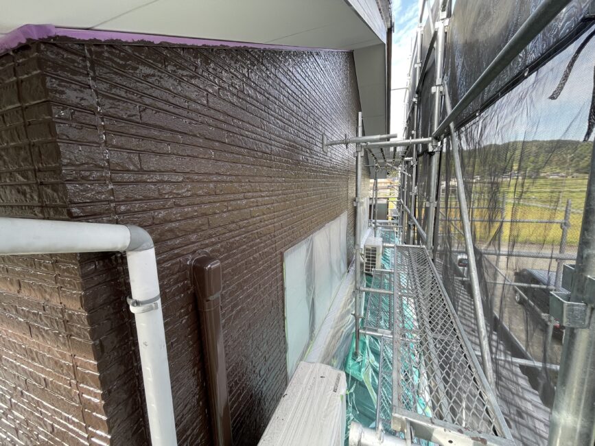 富山県氷見市の外壁塗装リフォームの施工事例/施工中/付帯部塗装