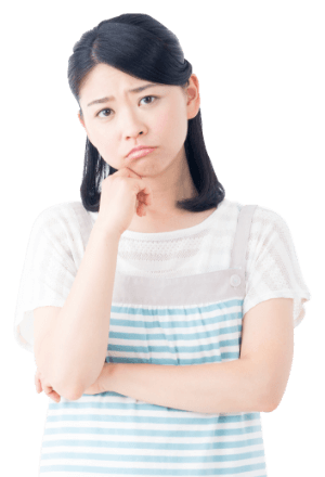 首を傾げて悩む女性