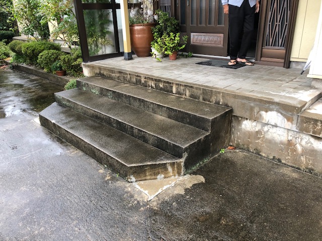 玄関前階段　外部用手すり工事