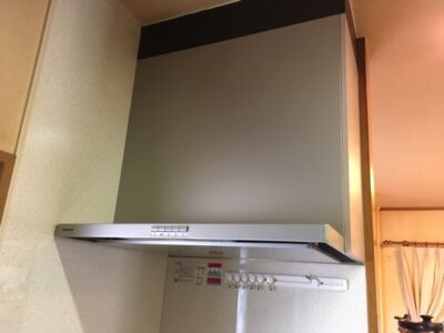 キッチンを引き締めるスマート型レンジフードへ／完成／富山県高岡市／キッチン