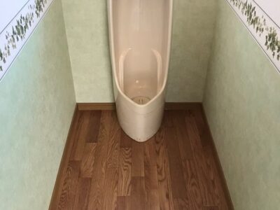 男性用トイレの床をクッションフロアに張替えて、衛生的で気持ちのよい空間へ！／トイレ／アフター