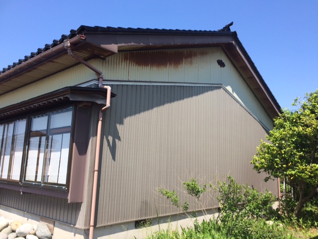 富山県高岡市の外壁リフォームの施工事例/施工前/軒天/外壁/錆