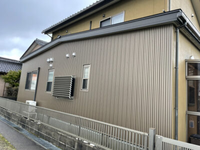 【ガルバリウム鋼板によるカバー工法を採用】部分カバーで、美しい外壁へ／完成／富山県高岡市