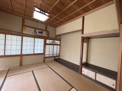 左官職人の優れた技術により、趣のある砂壁の和室が復活／完成