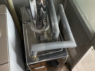 水漏れを起こした石油給湯器を新品と交換。安定した温水を供給／完成／富山県氷見市