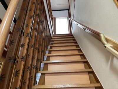 手すりリフォームでオシャレな格子階段に♪／完成／富山県氷見市