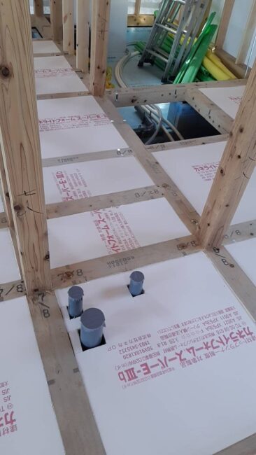 無垢材をふんだんに使った新築工事／施工事例／施工中／断熱工事／床