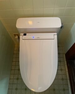 富山県氷見市で行ったトイレ交換工事のご紹介です。トイレ内が狭く、通常の便器では使いにくい為、コンパクト便器へ取替をご希望されておりました。