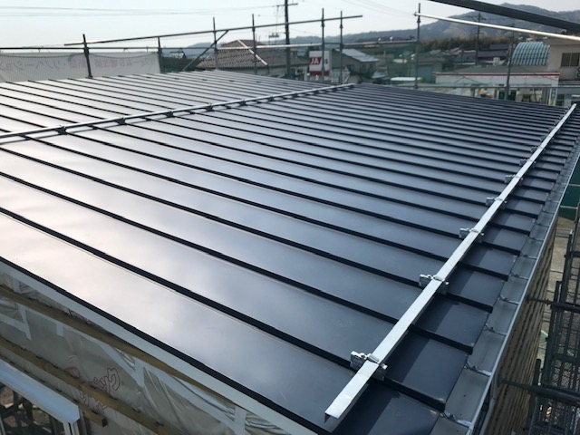 無垢材をふんだんに使った新築工事／施工事例／施工中／屋根／ガルバリウム鋼板