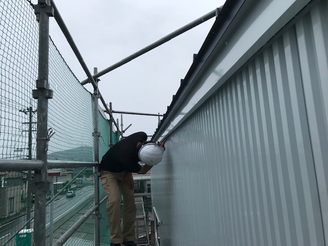 無垢材をふんだんに使った新築工事／施工事例／施工中／外壁／ガルバリウム鋼板