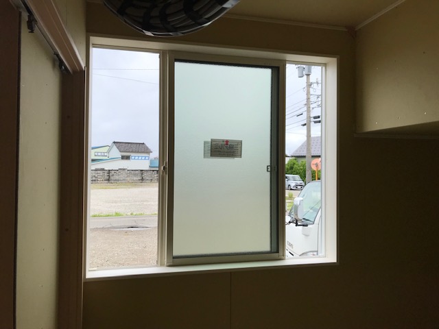 無垢材をふんだんに使った新築工事／施工事例／施工中／断熱工事／ペアガラス