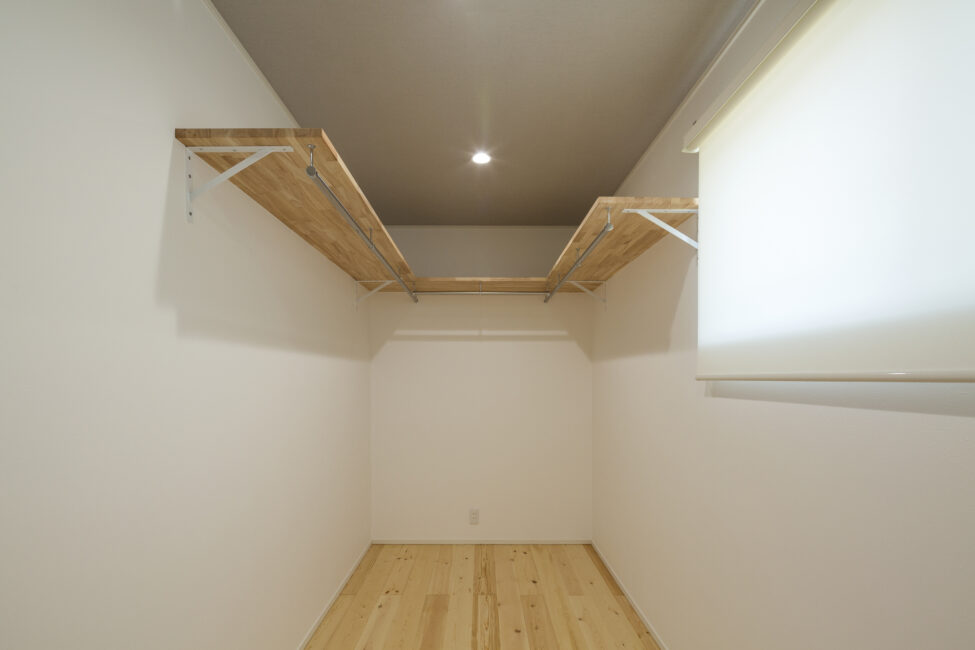 無垢材をふんだんに使った新築工事／施工事例／完成／ウォークインクローゼット／ハンガーポール