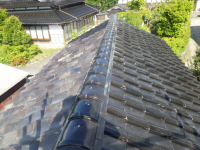 「棟積み直し補修」で大規模な工事をせずに雨漏り修理！／完成／富山県氷見市