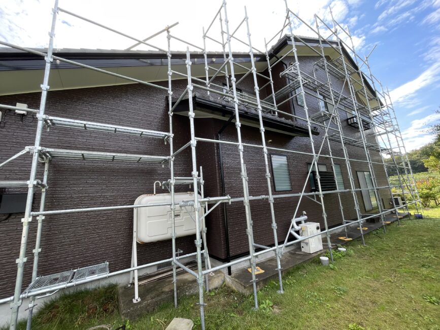 富山県氷見市の外壁塗装リフォームの施工事例/施工中/足場解体